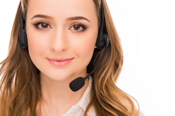 Close-up van portret van jonge vrolijke agent van callcenter — Stockfoto