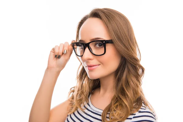 Портрет привлекательной умной молодой женщины, трогающей очки — стоковое фото