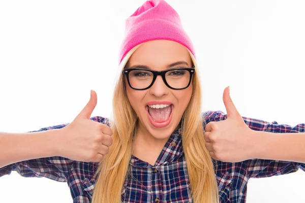 Mujer feliz alegre en gorra rosa y gafas que muestran los pulgares hacia arriba —  Fotos de Stock
