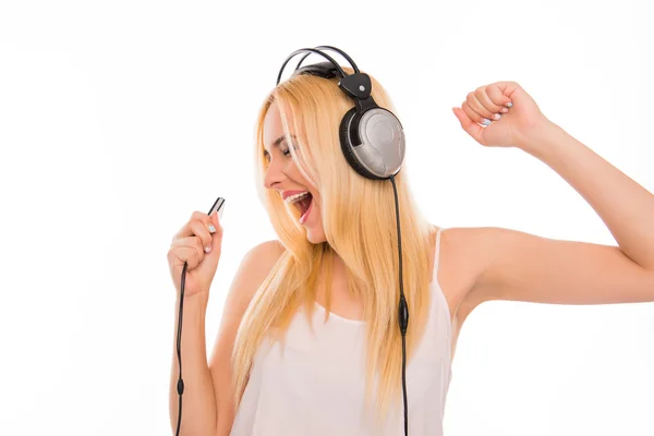 Glada damen med mp3 och hörlurar lyssna musik och fotboll — Stockfoto