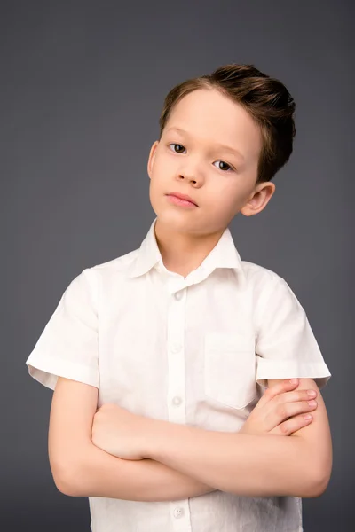 Porträtt av söt liten pojke poserar med korsade händer — Stockfoto