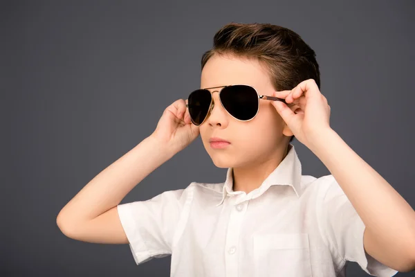 Porträtt av allvarligt cool unge röra hans glasögon — Stockfoto