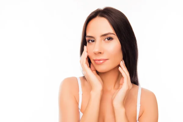 Calma bella donna toccando il suo viso su sfondo bianco — Foto Stock