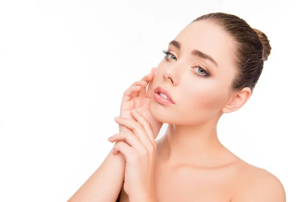 Portrait de jolie femme avec une peau parfaite touchant son visage — Photo