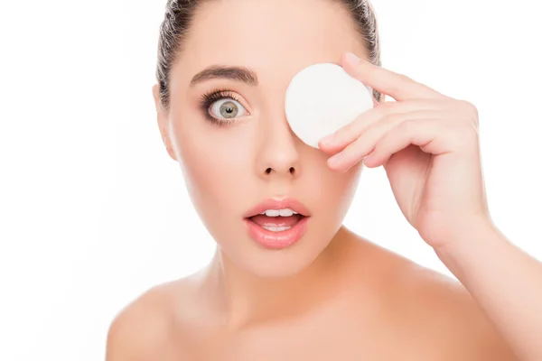 Retrato de mujer joven sosteniendo almohadilla de algodón cerca de sus ojos —  Fotos de Stock