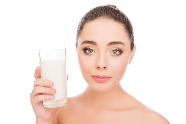 Ritratto ravvicinato di una donna sorridente che regge un bicchiere di latte — Foto Stock