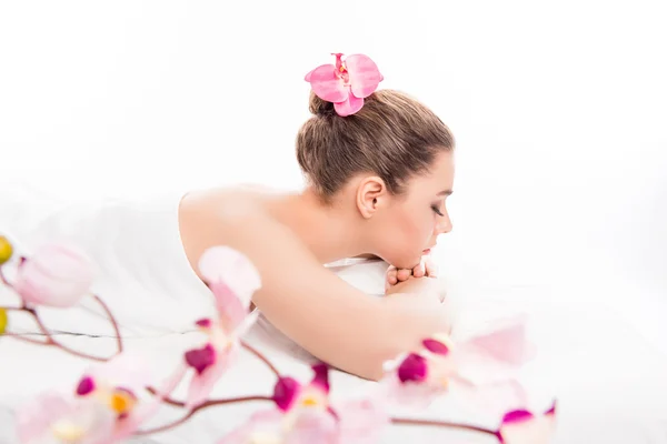 Вид сбоку красивой женщины, делающей процедуры в spa — стоковое фото