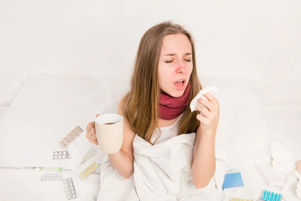 Sjuk kvinna håller kopp varm te och gäspningar — Stockfoto