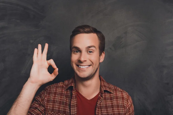 Joven empresario alegre con radiante sonrisa gesto "OK " —  Fotos de Stock