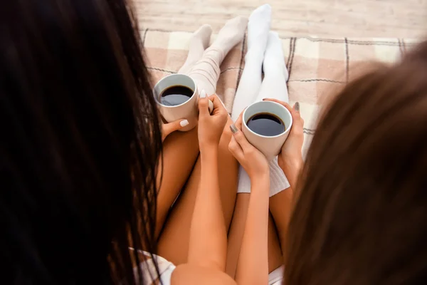 Nahaufnahme Foto von zwei Tassen Kaffee in der Hand, Blickpunkt von oben — Stockfoto