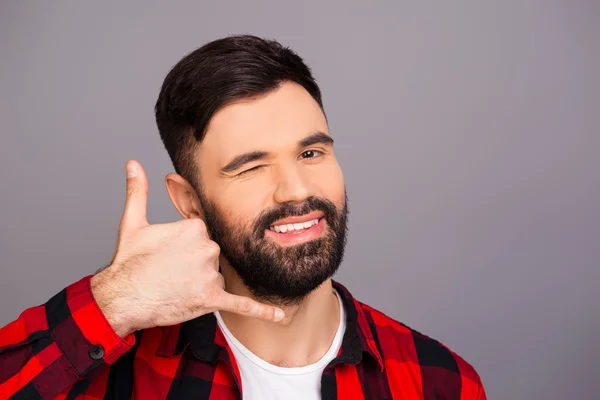 Homem muito feliz pedindo para chamá-lo e piscando — Fotografia de Stock