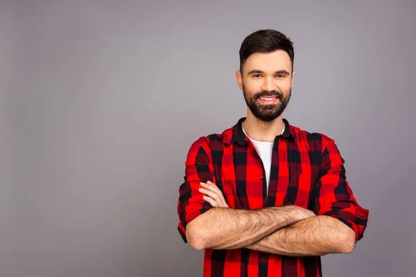 Portrait d'homme souriant heureux avec les mains croisées — Photo