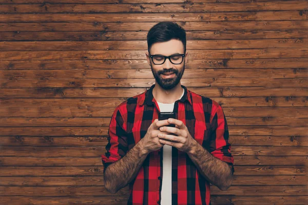 Feliz hombre hipster en gafas escribiendo sms en el teléfono — Foto de Stock