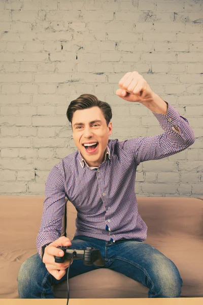 Retrato del hombre feliz ganando el videojuego con el puño levantado — Foto de Stock