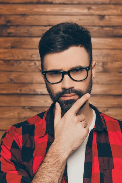 Primer plano retrato de un hombre serio en gafas pensando en s — Foto de Stock