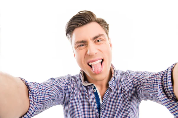 Przystojny człowiek szczęśliwy Dokonywanie komiks selfie i pokazując język — Zdjęcie stockowe