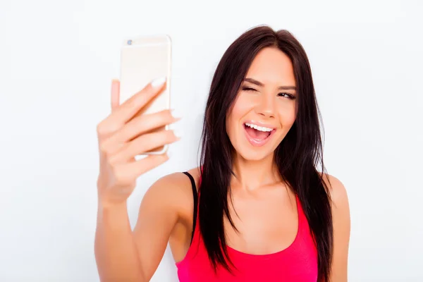 Mooie jonge vrouw knipogen en het maken van de selfie — Stockfoto