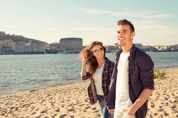 Szczęśliwa para kocha spacery na plaży — Zdjęcie stockowe