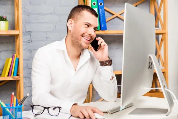 Gerente alegre bem sucedido falando ao telefone com seu cliente — Fotografia de Stock