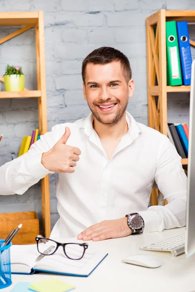 Atraente jovem gerente mostrando polegar no escritório — Fotografia de Stock