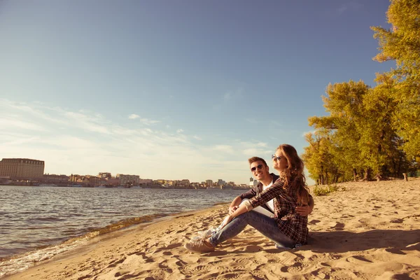 Счастливая влюбленная пара на пикнике на пляже — стоковое фото