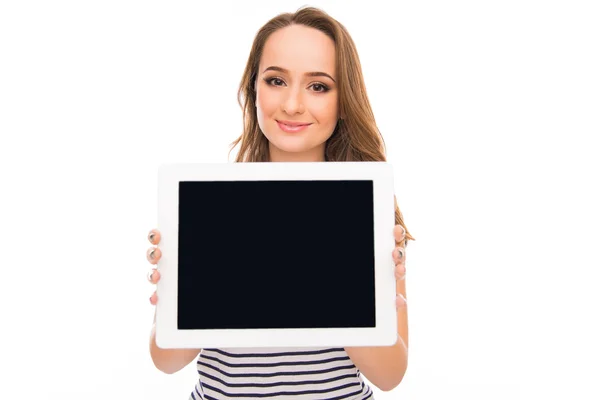 Retrato de mujer atractiva demostrando pantalla negra de tabl — Foto de Stock