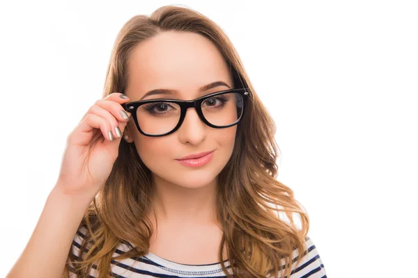 Крупный план фото довольно умная девушка трогает свои очки — стоковое фото