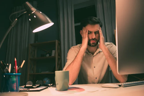 Retrato de empresario exitoso con dolor de cabeza después del trabajo —  Fotos de Stock