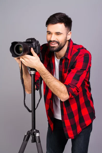 Jovem fotógrafo profissional com câmera digital levando fot — Fotografia de Stock