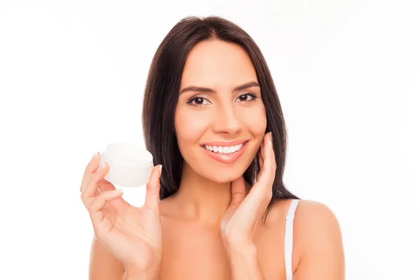 Retrato de mulher bonita segurando frasco e aplicando creme sobre ela — Fotografia de Stock