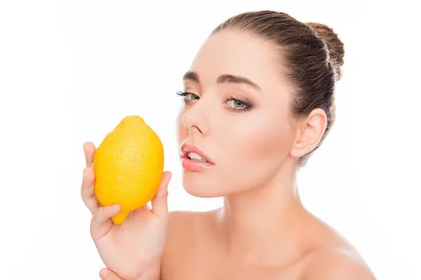 Retrato de una hermosa joven sana sosteniendo limón — Foto de Stock