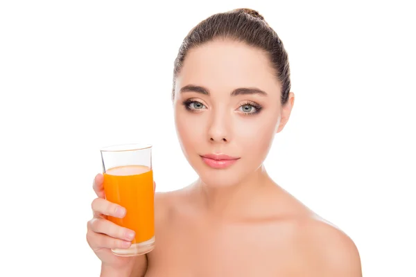 Jolie jeune fille souriante tenant verre avec du jus d'orange — Photo