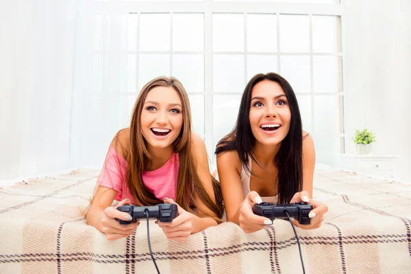 Portret van gelukkig vriendinnen spelen met console thuis — Stockfoto