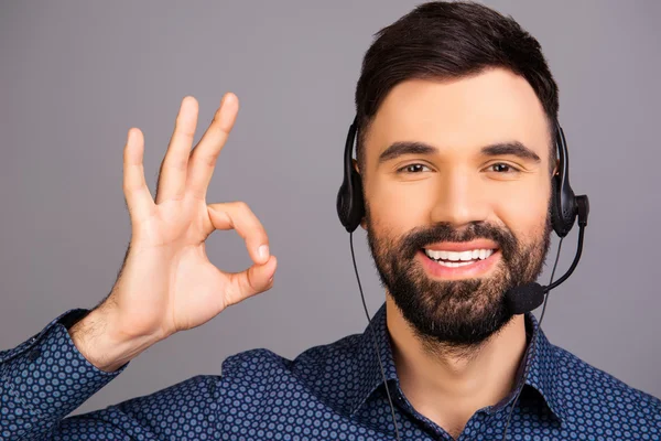 Szczęśliwy, uśmiechnięty człowiek w słuchawkach gestykulacji "się" — Zdjęcie stockowe