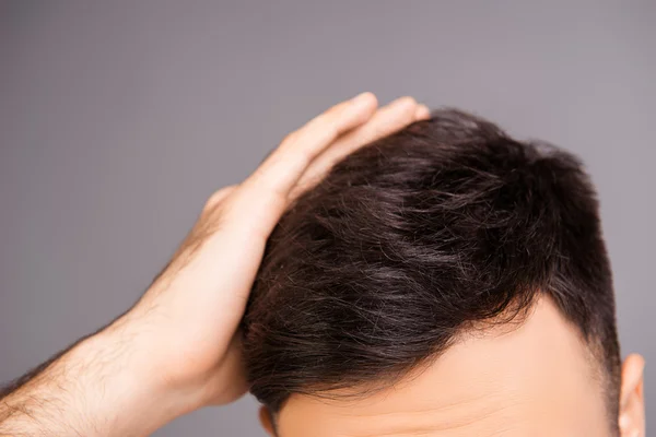 Foto de cerca del cabello limpio y saludable del hombre sin peletería — Foto de Stock