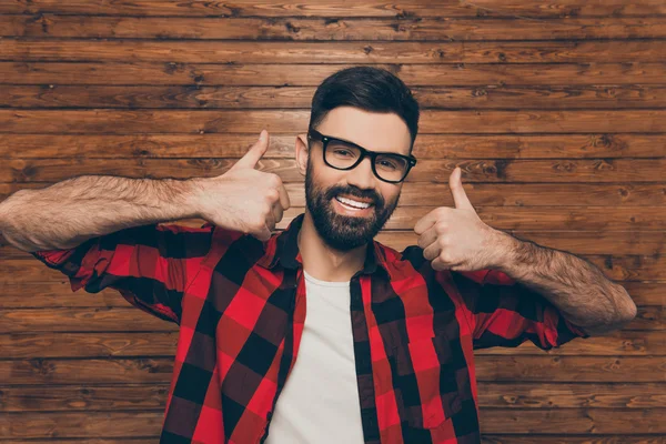 Exitoso joven feliz en gafas mostrando los pulgares hacia arriba — Foto de Stock