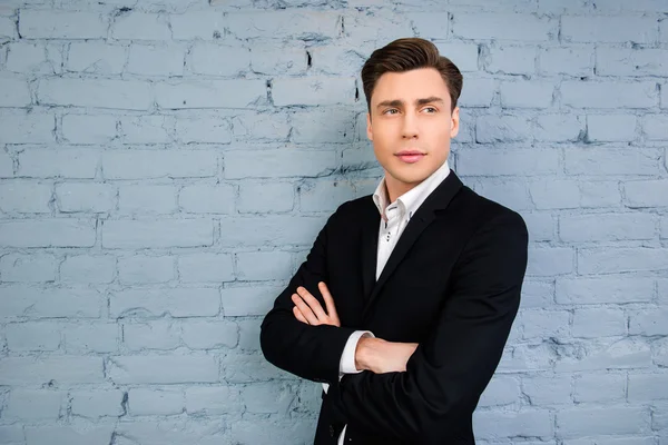 Portrait of serious man  with crossed hands on the background of — Stock Photo, Image