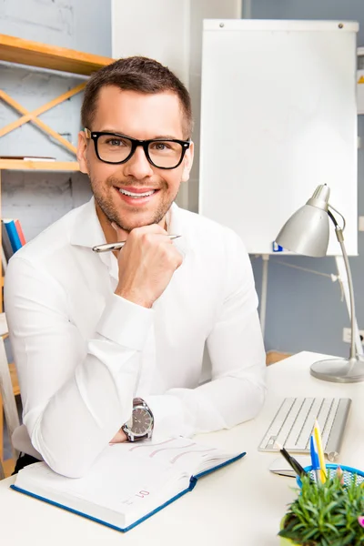 Retrato de empresário bem sucedido bonito em óculos segurando p — Fotografia de Stock
