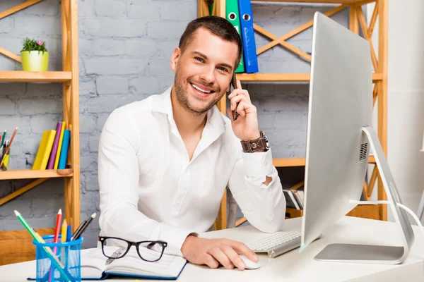 Gerente alegre bem sucedido falando ao telefone com seu cliente — Fotografia de Stock