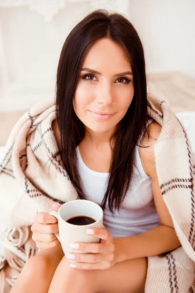 格子縞の毛布とホット コーヒーを浴びかなり若い女性 — ストック写真
