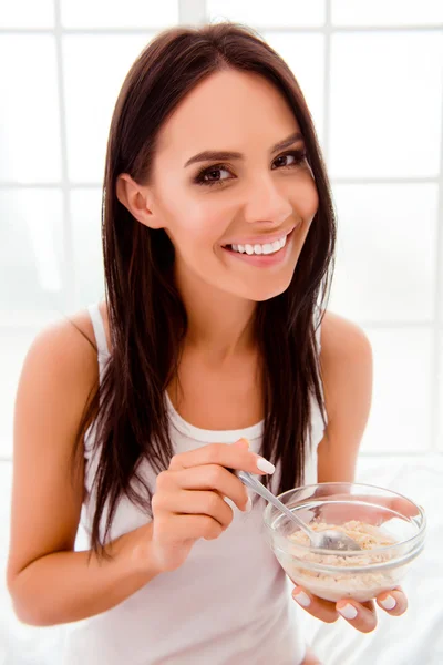 Ritratto di giovane donna felice che fa colazione utile — Foto Stock