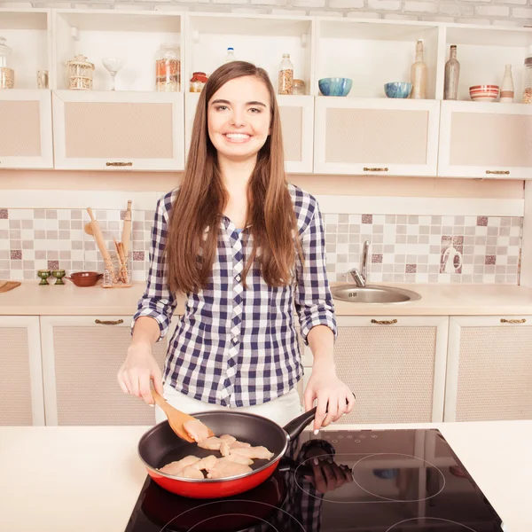 Vrouw roeren vlees bakken op een fornuis in een koekenpan — Stockfoto