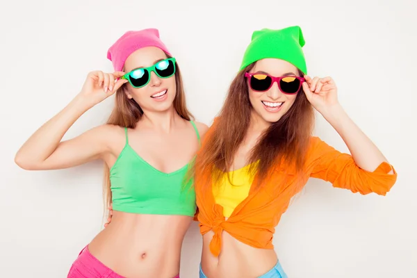 Portrait of attractive trendy young women in hats and glasses — Stock Photo, Image