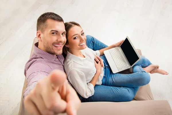 Top view of happy man and woman sitting  on the sofa with laptop — Stock Photo, Image