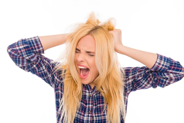 Mujer joven triste agresiva gritando y sosteniendo el pelo —  Fotos de Stock