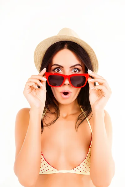 Porträt einer schockierten hübschen Frau mit Bikini, Hut und Brille — Stockfoto