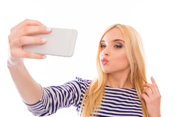 スマート フォンで selfie を作ると、ふくれっ面のきれいな女性 — ストック写真