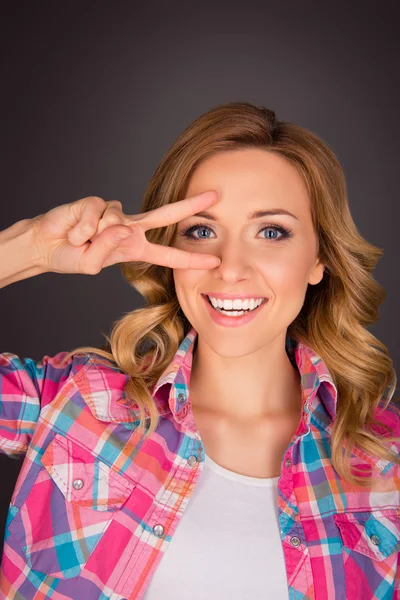 Cheerful happy young woman holding  two fingers near eyes — Stock Photo, Image