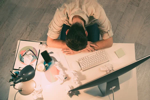 Ovansida av trött man sova på tabell i office — Stockfoto
