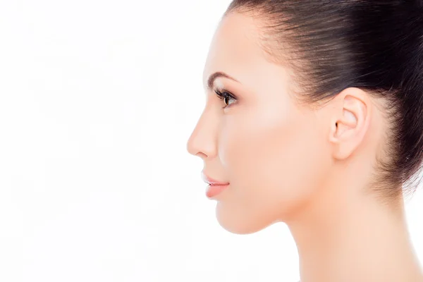 Retrato vista lateral de la cara atractiva de la mujer en el fondo blanco — Foto de Stock